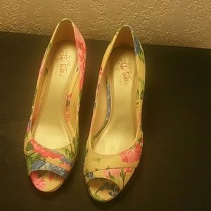Life stride yellow flower wedge